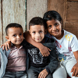 Porträttbild på barnen Sebastián, Jose och Tatiana som är på flykt i Colombia.