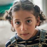 Porträttbild på Lana, 7 år, i Libanon.