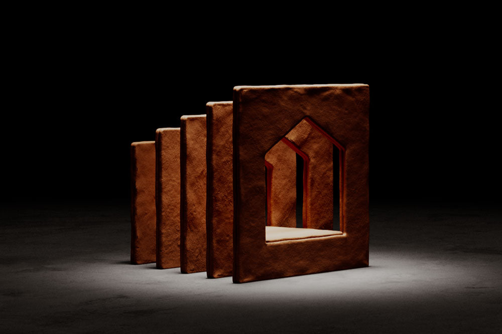 Det färdigbyggda pepparkakshuset ”Hemmet som är borta” sett snett framifrån. Odekorerat.