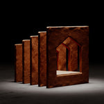 Det färdigbyggda pepparkakshuset ”Hemmet som är borta” sett snett framifrån. Odekorerat.