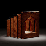 Det färdigbyggda pepparkakshuset ”Hemmet som är borta” sett snett framifrån. Odekorerat.