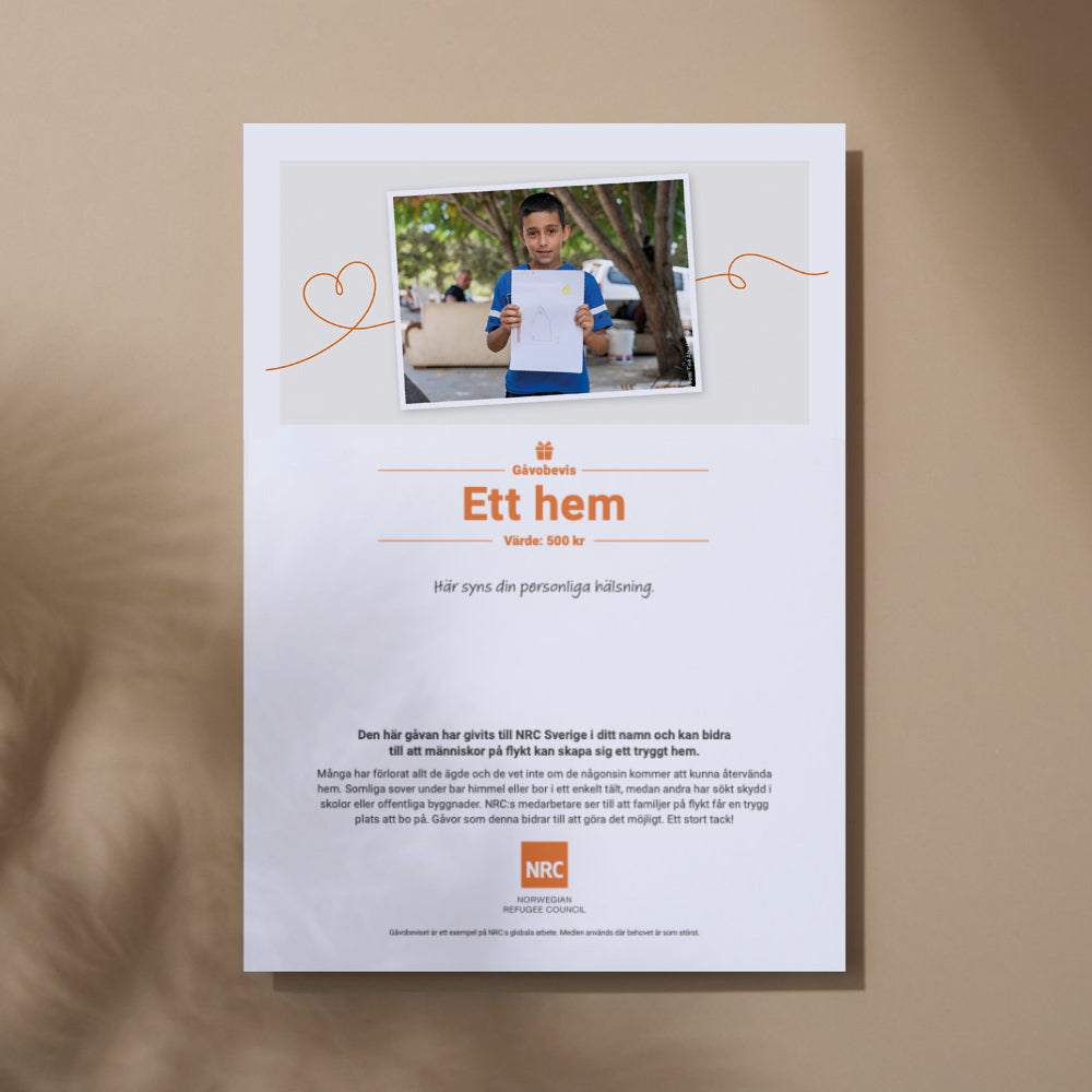 Såhär kommer gåvobladet se ut, utan personlig hälsning. Överst syns porträttbild på Louis, 9 år, i Libanon som håller upp en teckning av ett hus som han har ritat.