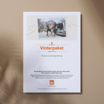 Såhär kommer gåvobladet se ut, utan personlig hälsning. Överst syns en bild på två hjälparbetare, anställda hos NRC i Moldavien, bärandes en låda med NRC:s logotyp på från en mindre lastbil.